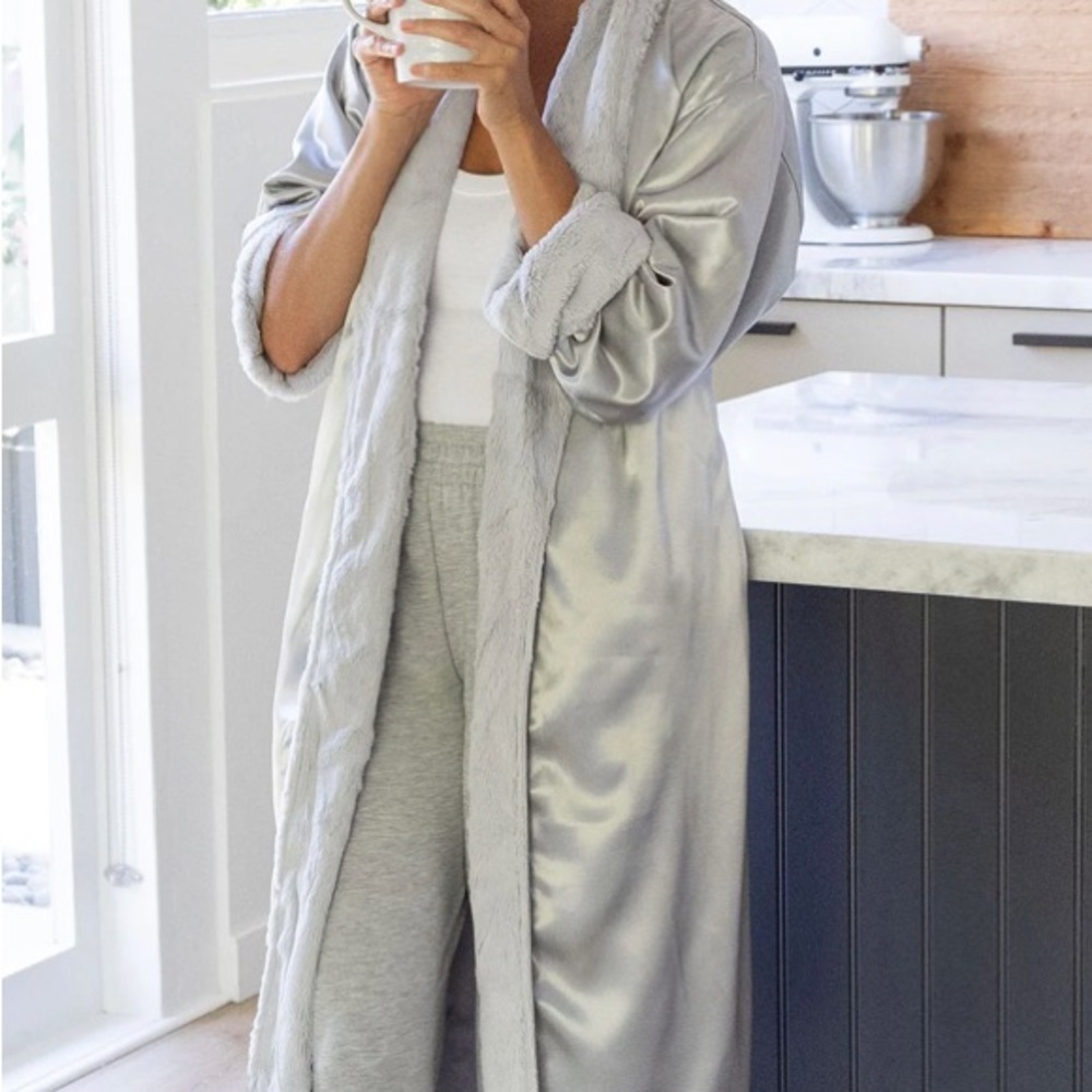 GIRAFFE AT HOME LXCUA Silver Faux Fur & Satin Robe size 1